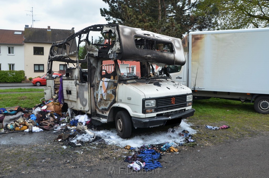 Wohnmobil ausgebrannt Koeln Porz Linder Mauspfad P022.JPG - Miklos Laubert